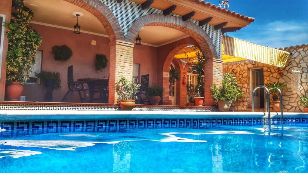 Hospedaje con piscina en Jerez de los Caballeros: frescura y diversión