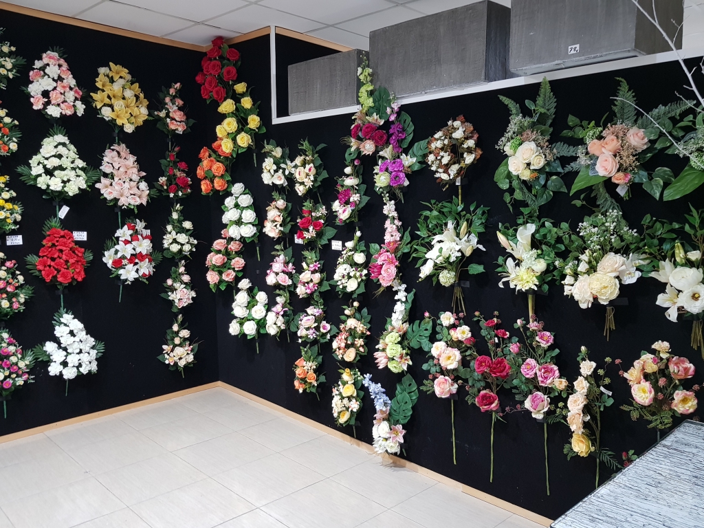 El arte de la elaboración de centros de flores para cementerios